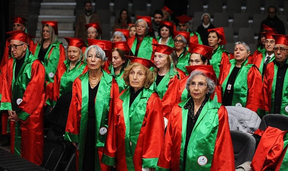 Karşıyaka'da 3. Yaş Üniversitesi'nde mezuniyet coşkusu!