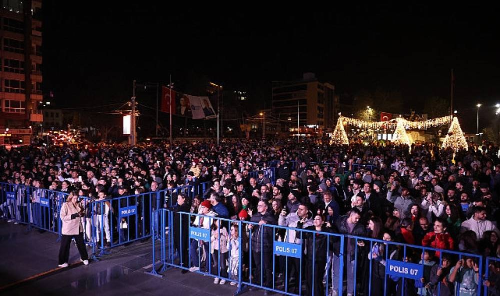 Antalyalılar yeni yıl coşkusunu Cumhuriyet Meydanı'nda yaşadı