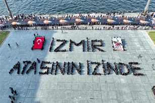 İzmir'de 'Ata'ya saygı yürüyüşü' düzenlendi