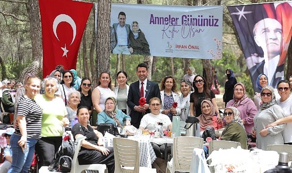 Bayraklı'da Anneler Günü Kutlaması