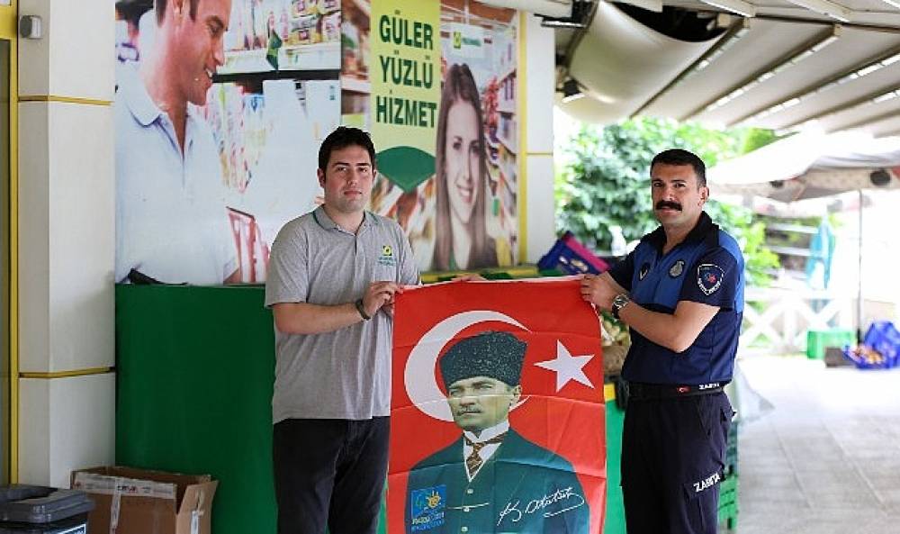    NARLIDERE BELEDİYESİ BASIN MERKEZİ  NARLIDERE BELEDİYESİ'NDEN ESNAFA BAYRAK DAĞITIMI  Narlıdere Belediyesi, 19 Mayıs'ın 106'ncı yıl dönümü kutlamaları kapsamında ilçe esnafına Atatürk baskılı Türk Bayrağı dağıttı
