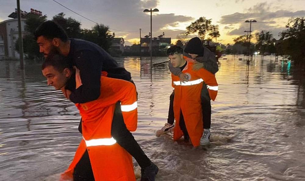 Büyükşehir ekipleri Manavgat'ta vatandaşın yanında