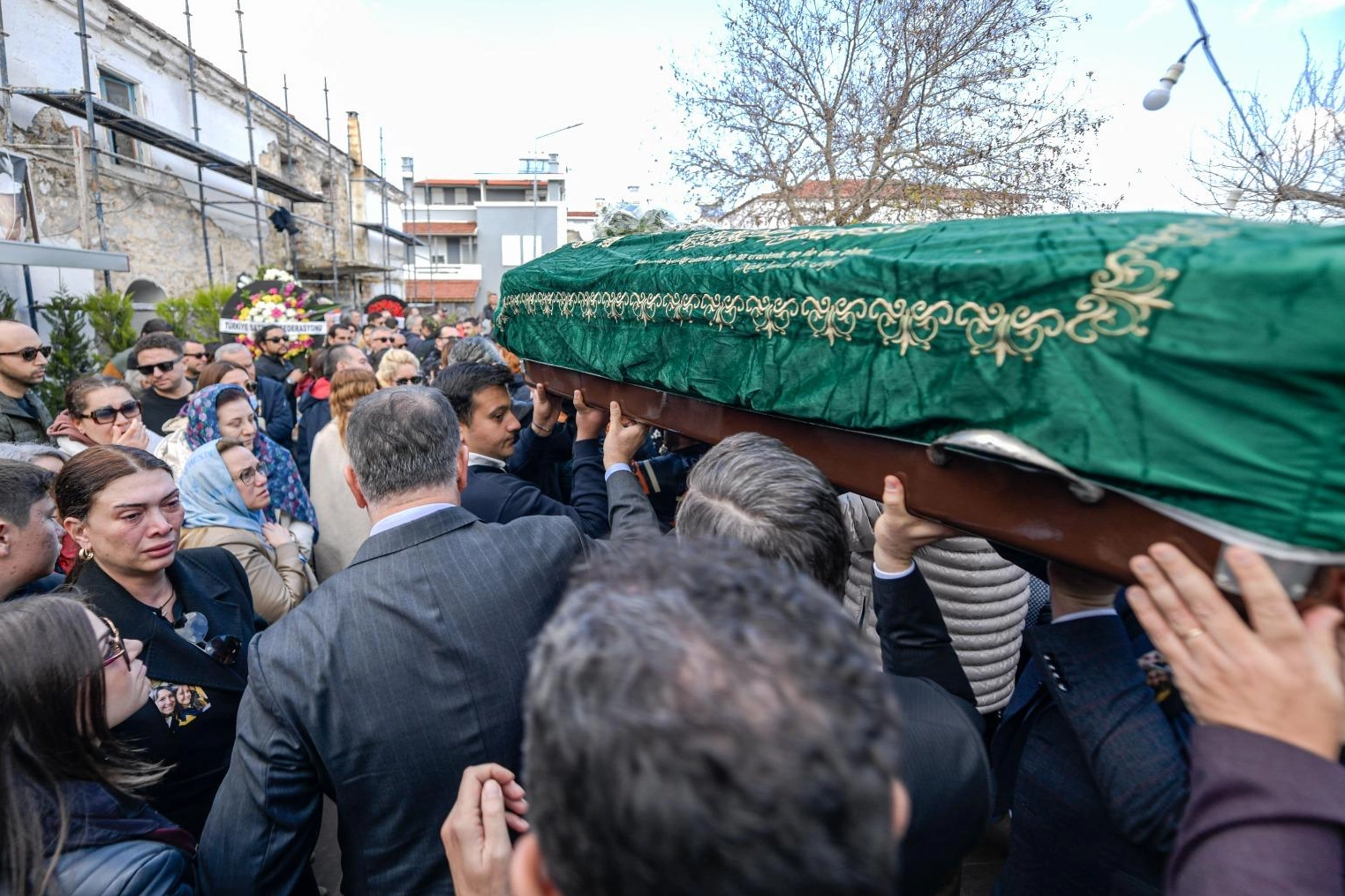 Bolu yangınında hayatını kaybeden Suyolcu ailesi İzmir'de defnedildi