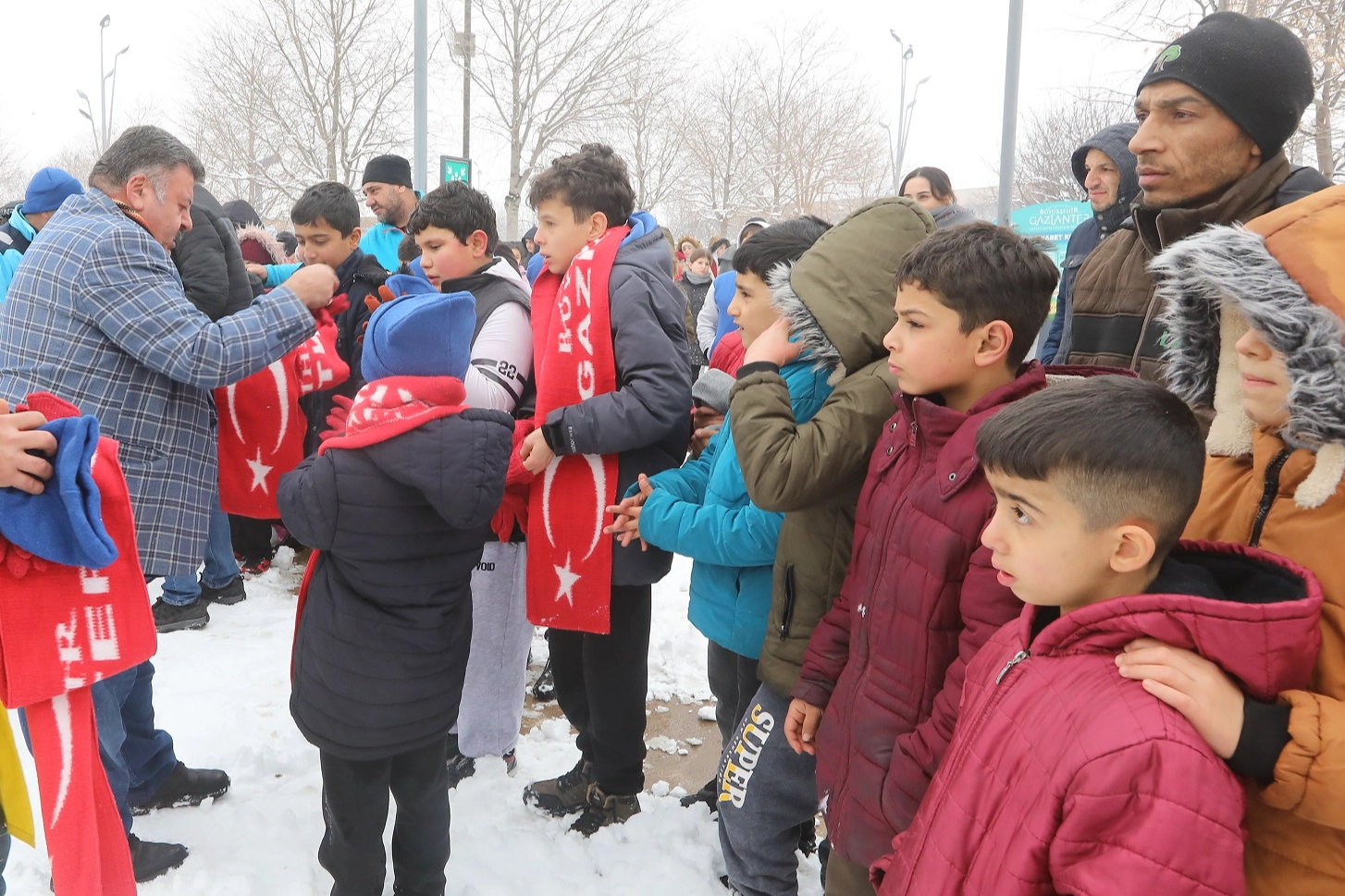Gaziantep'te &ccedil;ocuklara kar hediyesi