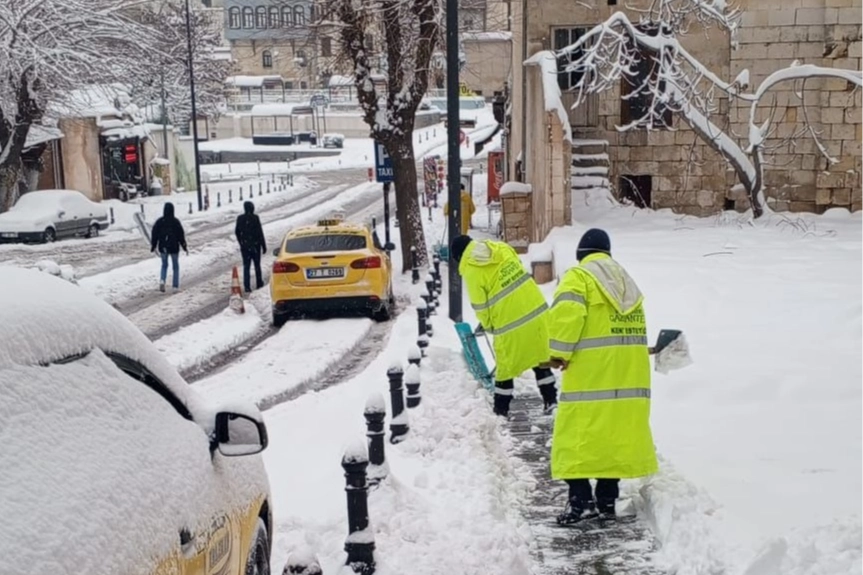 Gaziantep karla m&uuml;cadelede yaya g&uuml;venliğini aksatmıyor