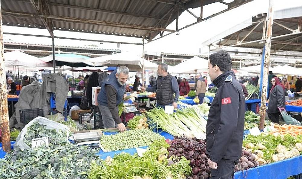 Burhaniye Belediyesi Zabıta Ekipleri Pazar Denetimlerini S&uuml;rd&uuml;r&uuml;yor