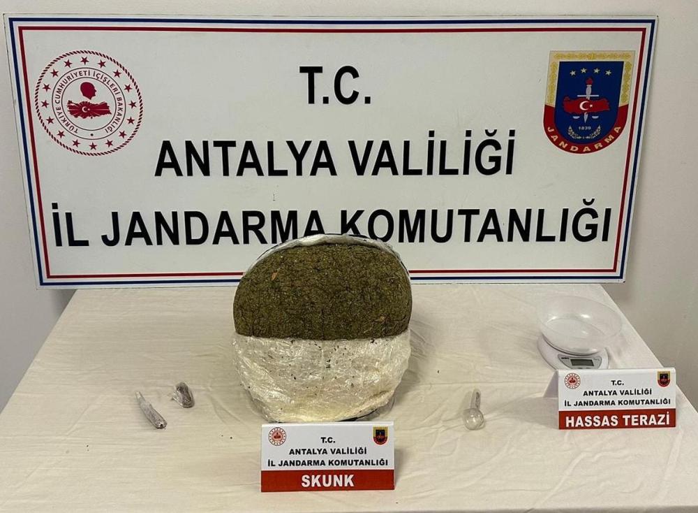 Antalya'da uyuşturucu operasyonunda 5 kilo 300 gram skunk ele geçirildi