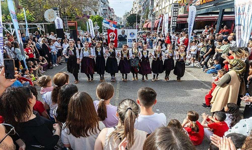 7 ülkeden çocuklar 23 Nisan'ı Yenişehir sokaklarında kutladı