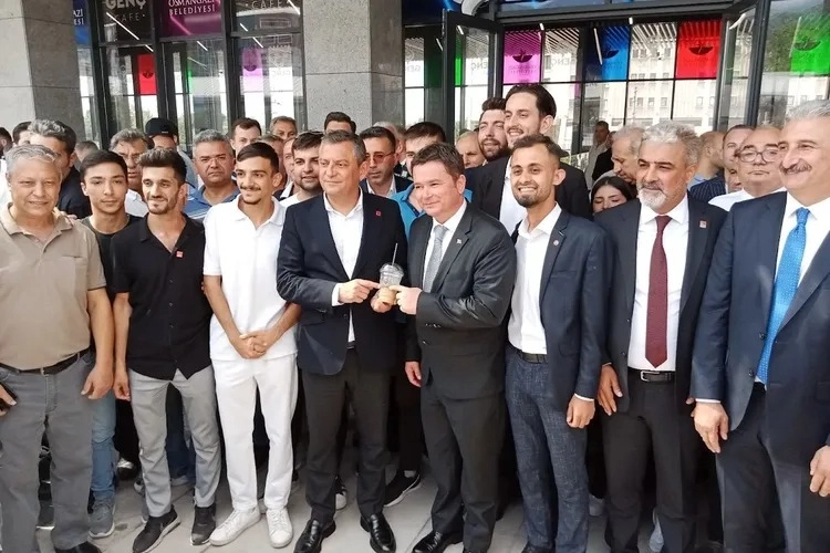 CHP Genel Başkanı Özgür Özel, Bursa'da Osmangazi Meydanı'nı gezdi