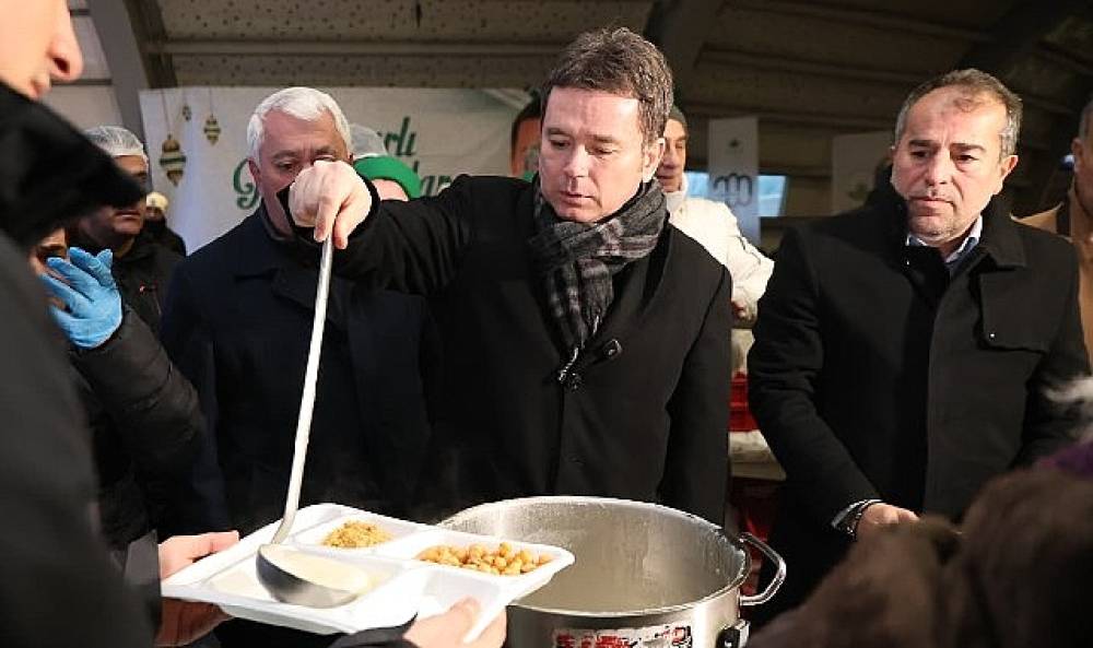 Osmangazi Belediyesi'nin İftar Sofrasında Y&uuml;zlerce Kişi Bir Araya Geldi