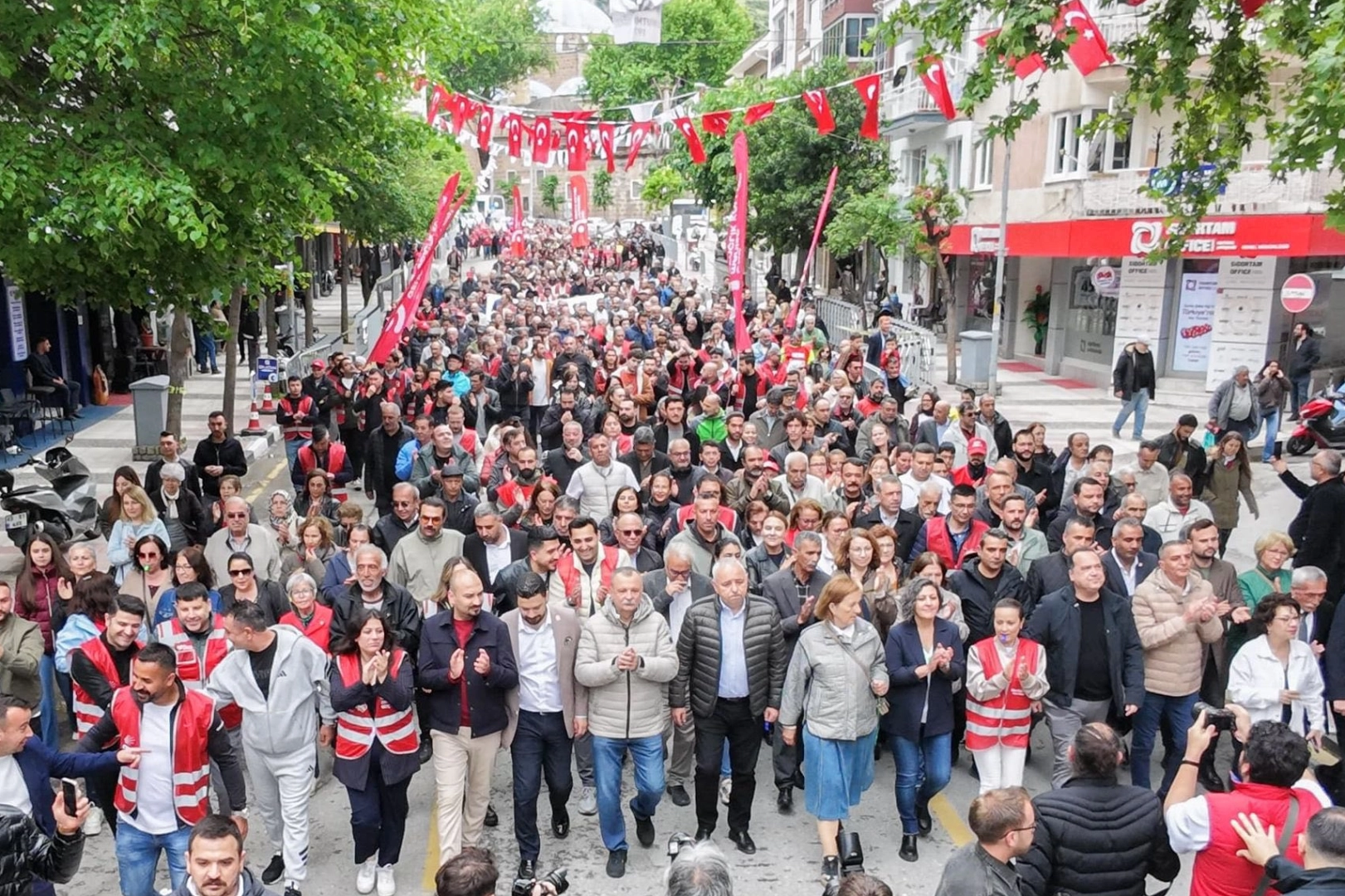 Manisa'da Başkan Dutlulu emek&ccedil;ilerle omuz omuzaydı