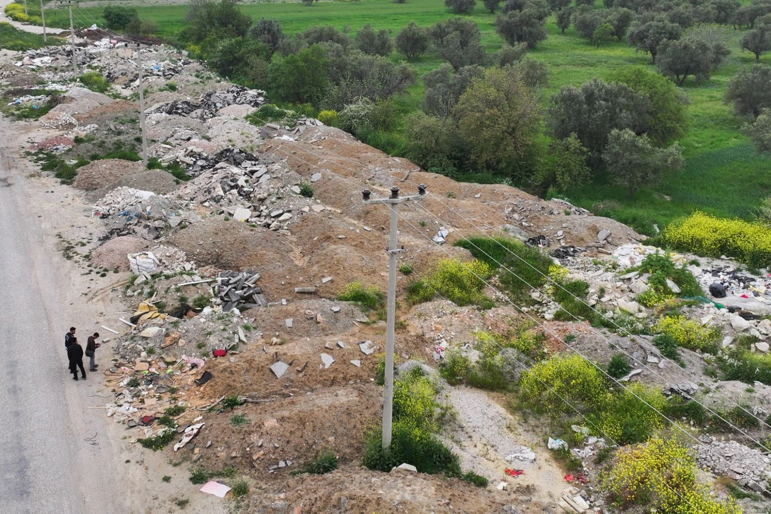 Manisa'da ka&ccedil;ak moloz d&ouml;k&uuml;len alanlar temizlendi