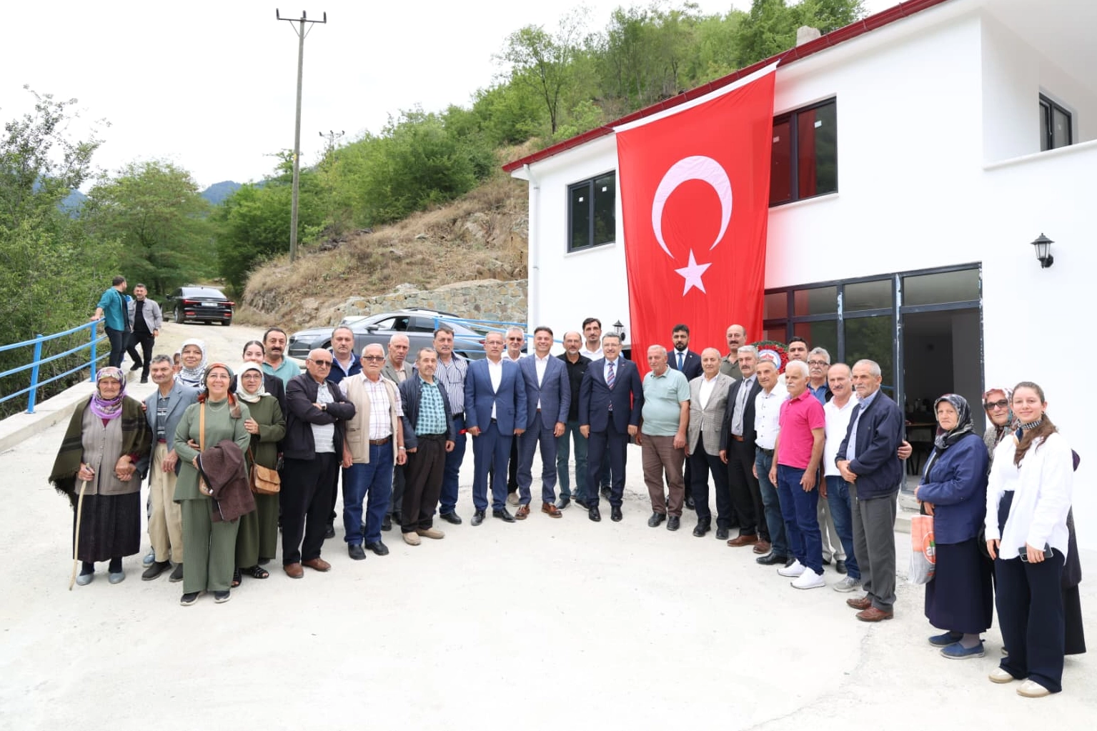 Başkan Gen&ccedil; Ma&ccedil;ka'da yayla yolu m&uuml;jdesi