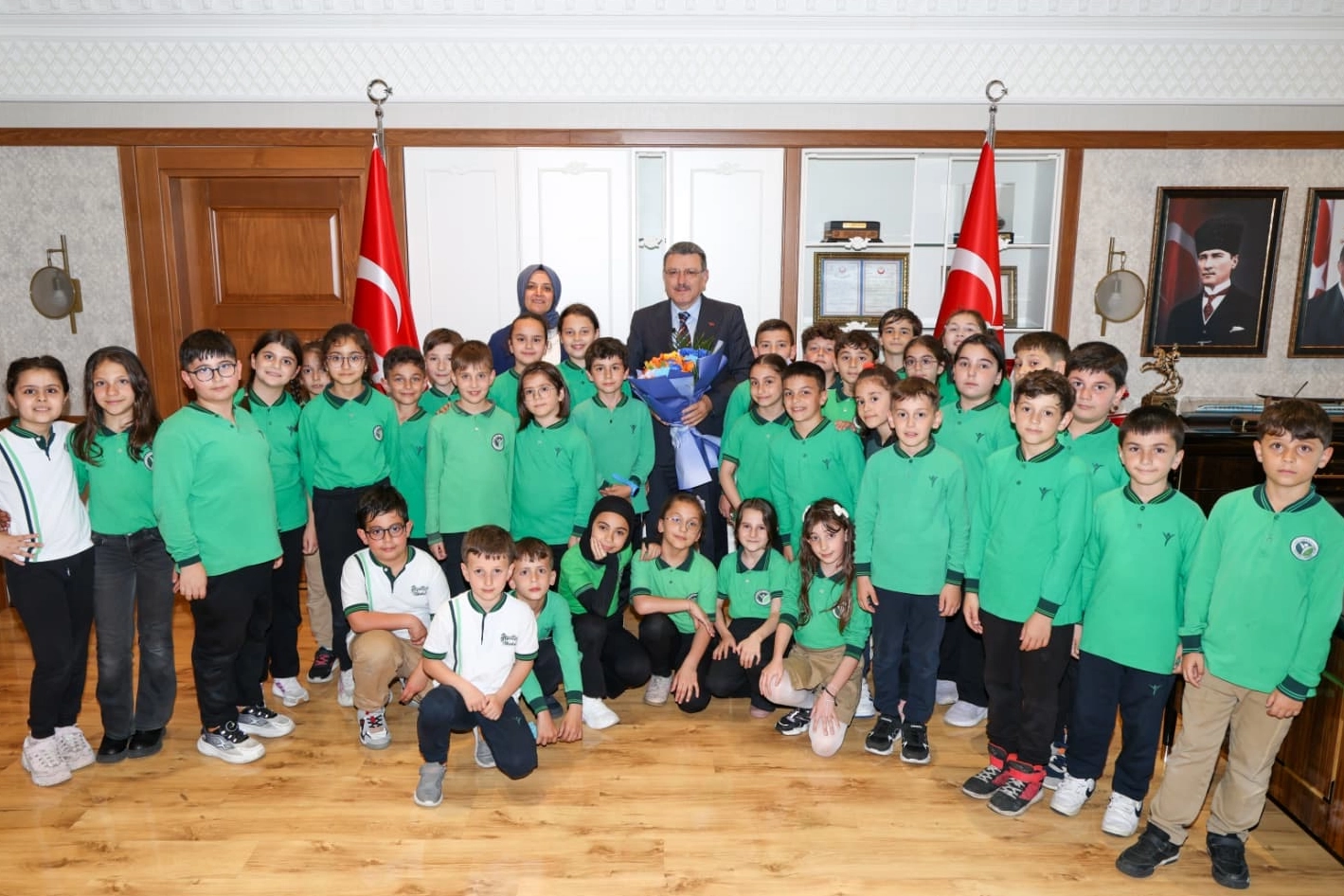 Trabzon'da Başkan Gen&ccedil;&rsquo;ten minik misafirlerine ma&ccedil; s&ouml;z&uuml;!