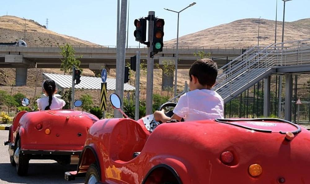Asarlık Trafik Eğitim Parkuru'nda Her G&uuml;n 50 &Ccedil;ocuk Kuralları &Ouml;ğreniyor