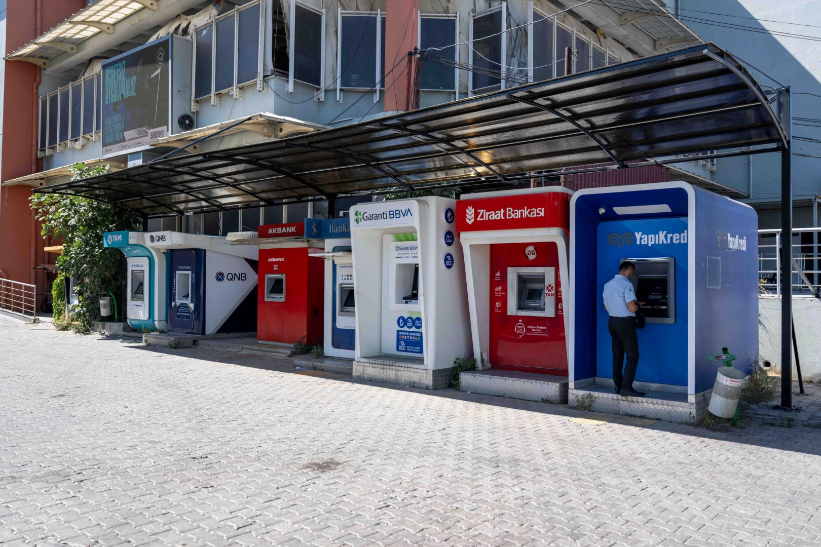Bornova&rsquo;da &lsquo;g&uuml;neş ve yağmur&rsquo; kalkanı