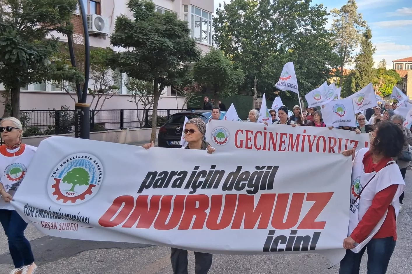 Keşan&rsquo;da emeklilerden hayat pahalılığına karşı y&uuml;r&uuml;y&uuml;ş