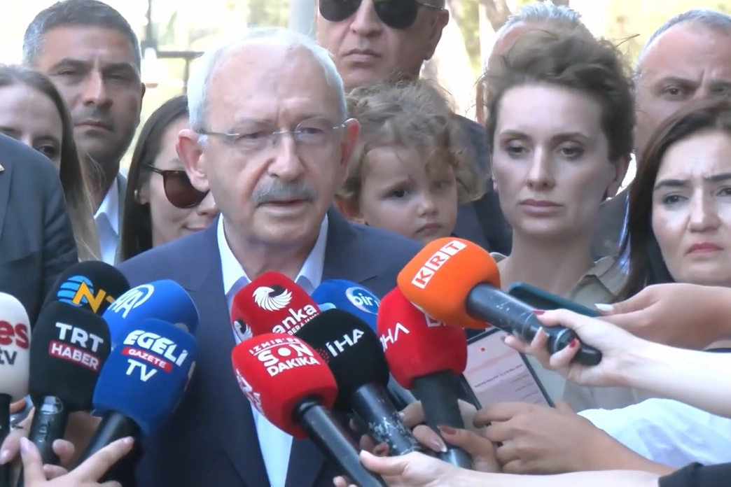 Kılı&ccedil;daroğlu&rsquo;ndan Buca Cezaevi &ouml;n&uuml;nde dikkat &ccedil;eken mesaj... İddianame bir an &ouml;nce yazılmalı!