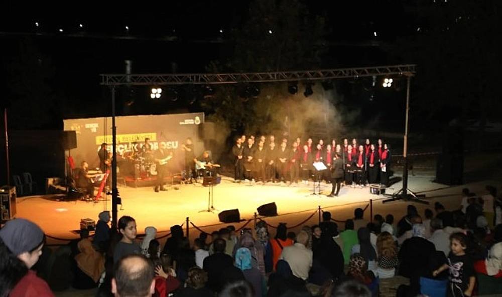 Kurtuluş Coşkusu Gen&ccedil;lik Korosu Konseriyle Yenicek&ouml;y'e Taşındı