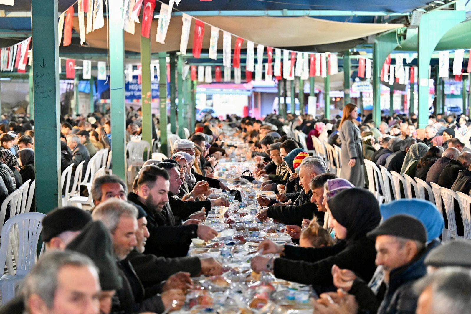 Manisa Demirci&rsquo;de iftar sofrası birlik ve bereketi buluşturdu