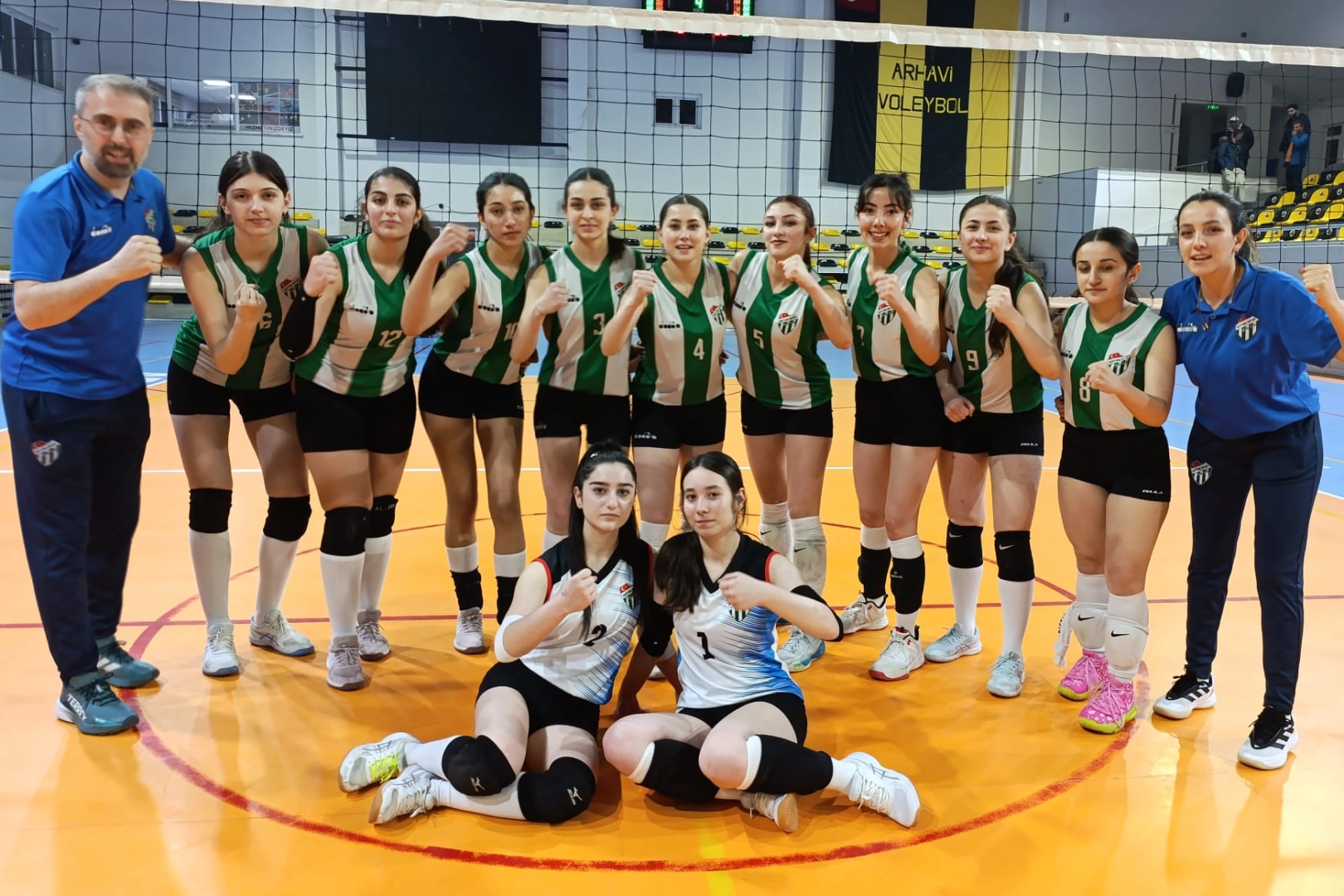 Artvin&rsquo;de gen&ccedil; kızlar voleybolunun şampiyonu Artvinspor