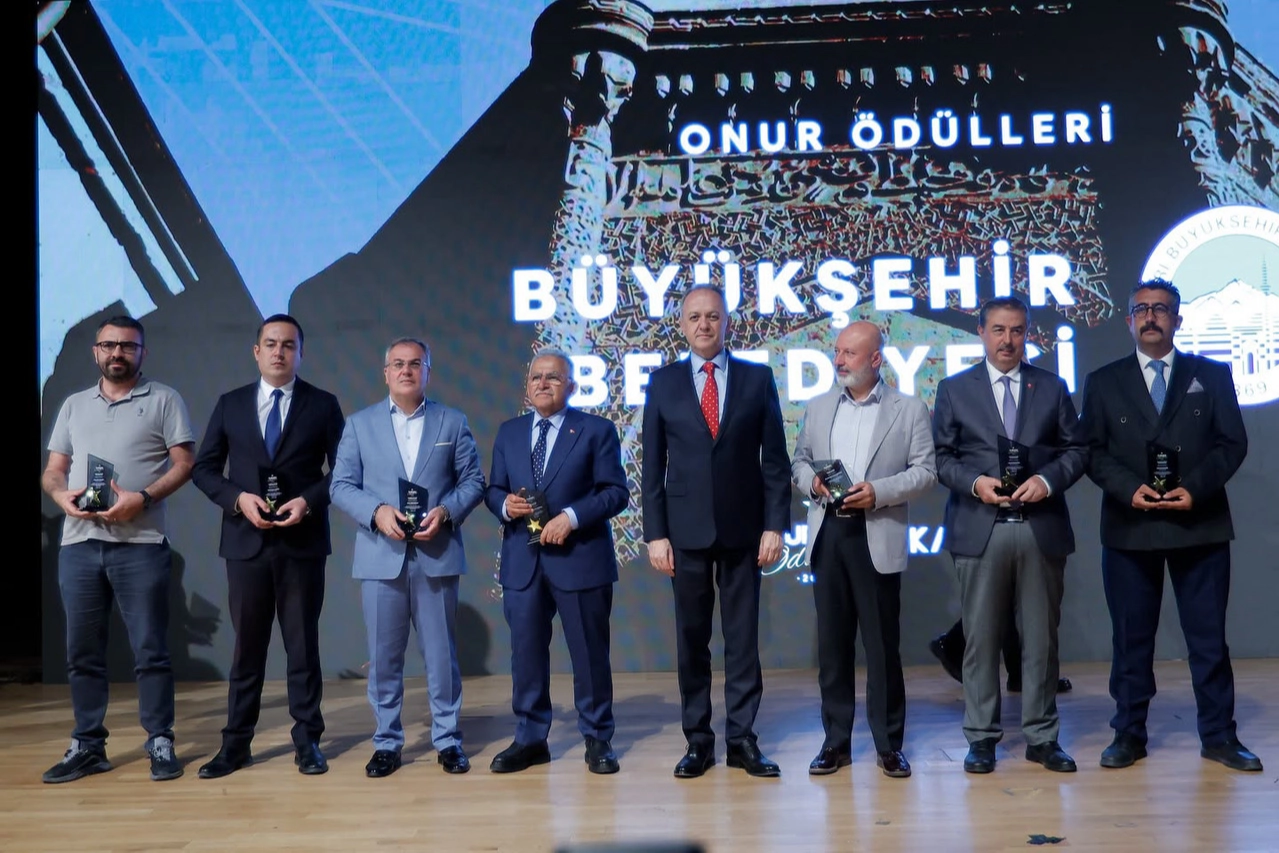 Kayseri B&uuml;y&uuml;kşehir'e turizmde 3 &ouml;d&uuml;l birden