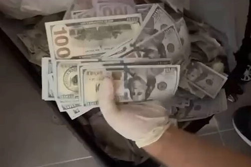 Esenyurt&rsquo;ta sahte dolar operasyonu! 2 milyon 890 bin dolar ele ge&ccedil;irildi