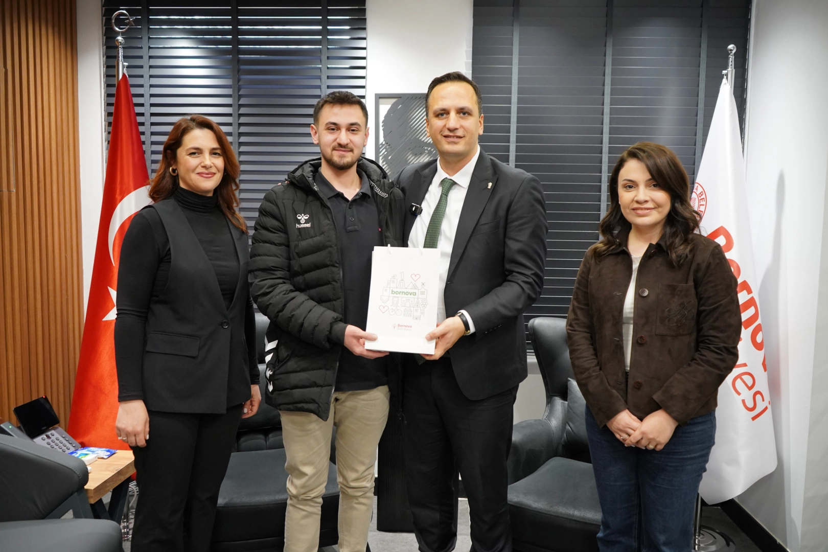 İzmir Bornova&rsquo;da eğitime yatırım, başarıya &ouml;d&uuml;l