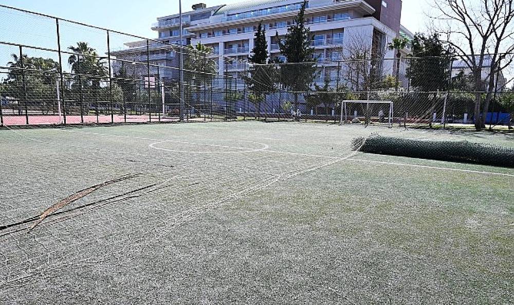 G&uuml;n&uuml;birlik alandaki halı saha yenileniyor 