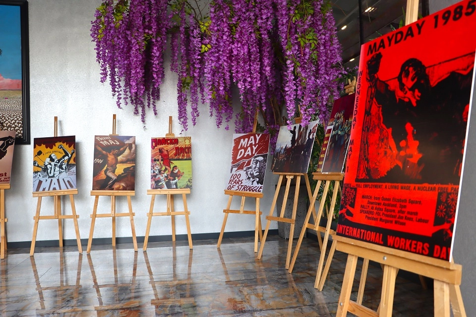 İstanbul Maltepe&rsquo;de 1 Mayıs afişleri sergileniyor