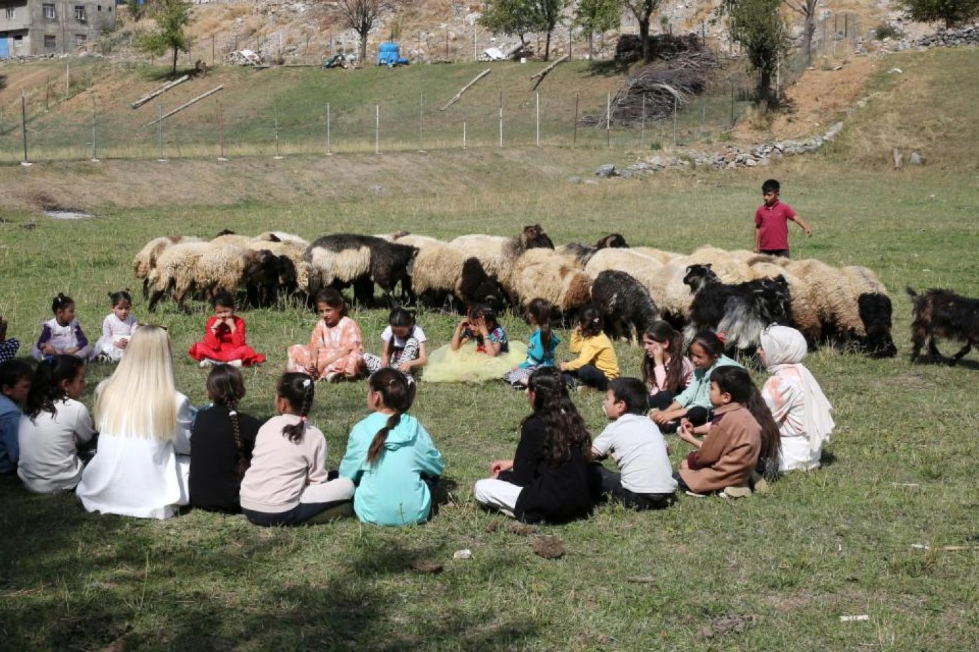 Bitlis Hizan'da öğrenciler doğada ders yapıyor