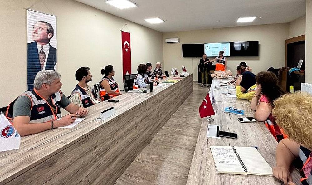 Maltepe Belediyesi'nden g&ouml;n&uuml;ll&uuml;lere afet eğitimi