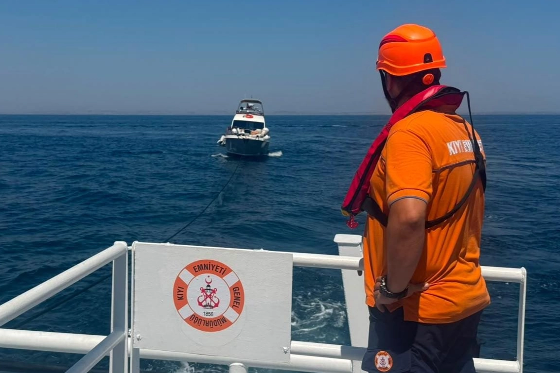 Marmara Adası a&ccedil;ıklarında arızalanan tekne kurtarıldı