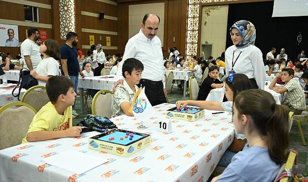  Başkan Altay, Gen&ccedil; KOMEK Akıl ve Zek&acirc; Oyunları'nın Final Turunda &Ouml;ğrencilerin Heyecanını Paylaştı