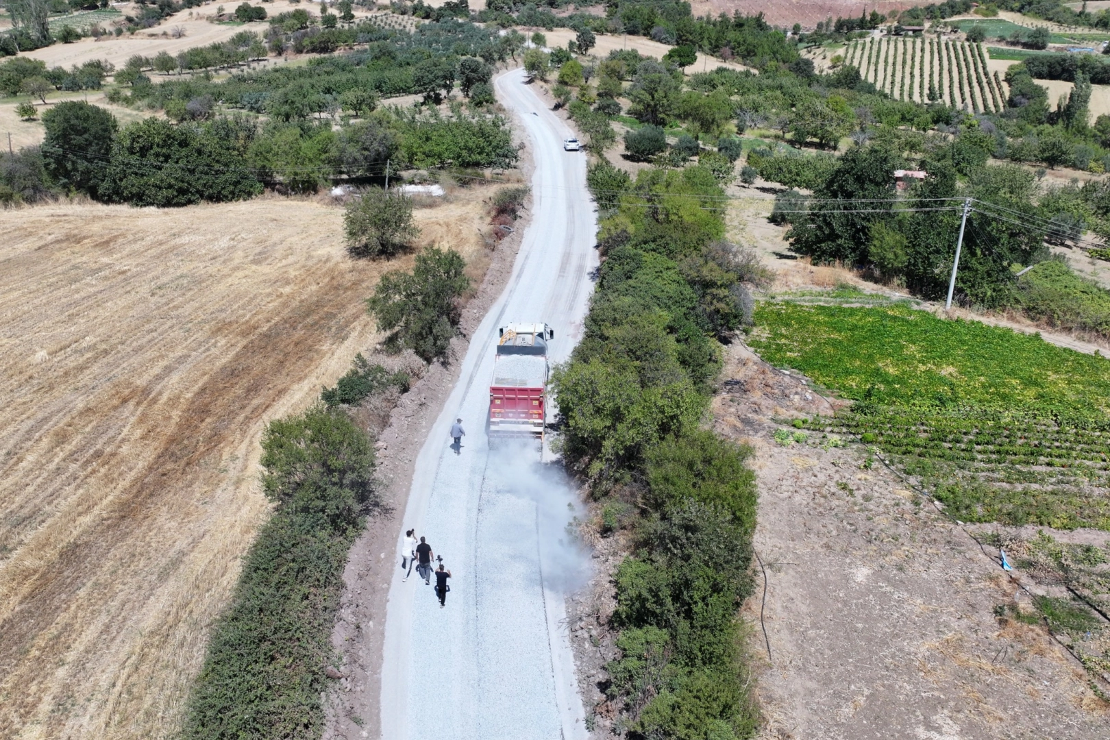 Manisa'da 1999&rsquo;da a&ccedil;ılan yol 27 yıl sonra asfaltla buluştu
