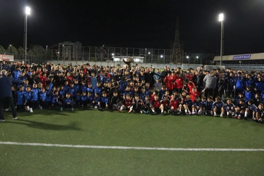 Başkan &Ccedil;ift&ccedil;i, &Ccedil;ayırova'da amat&ouml;r spor kul&uuml;plerinin sezon a&ccedil;ılışına katıldı