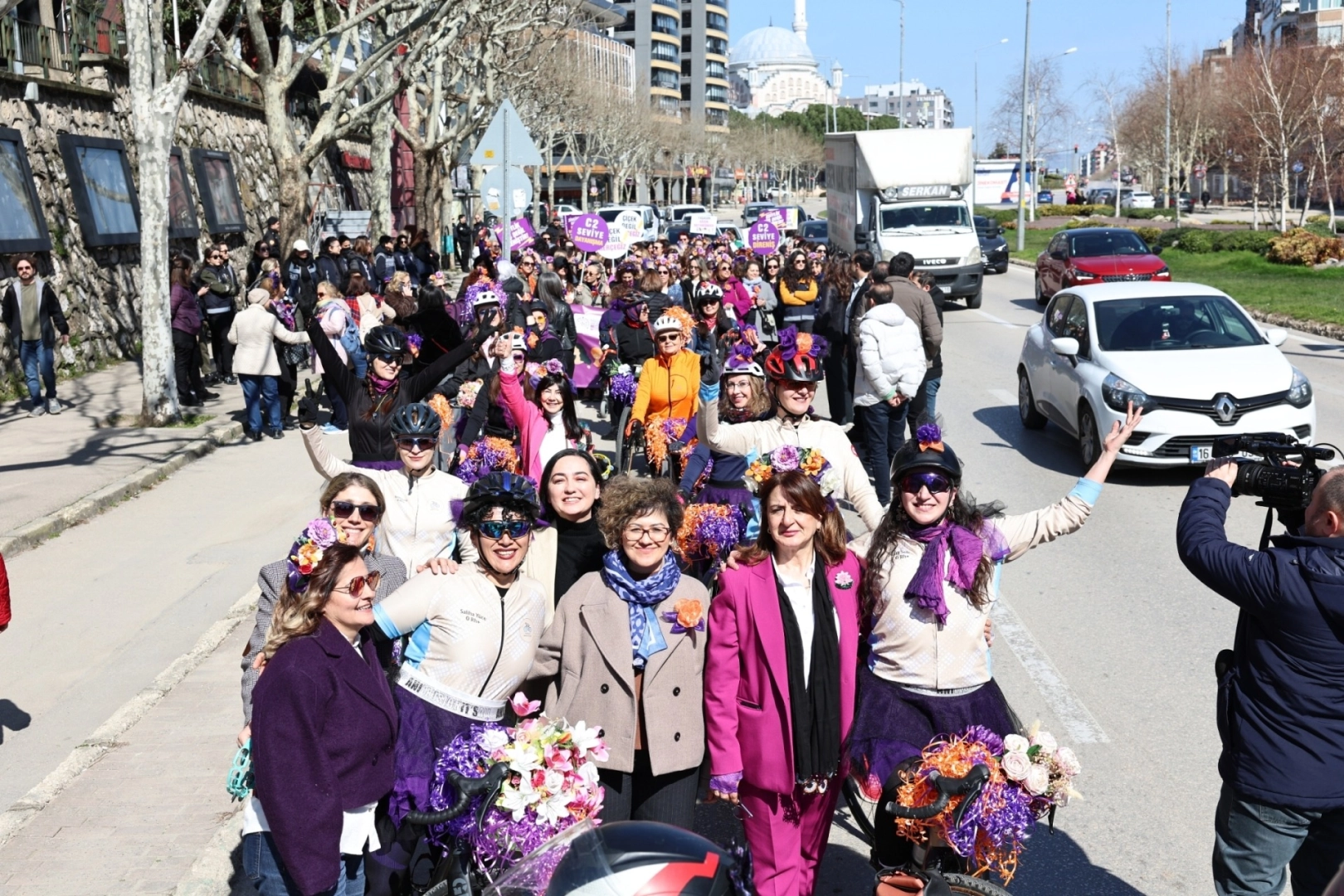 Bursa Nil&uuml;fer&rsquo;de kadınlar tek ses oldu! &ldquo;Eşitlik ses ister biz buradayız&rdquo;