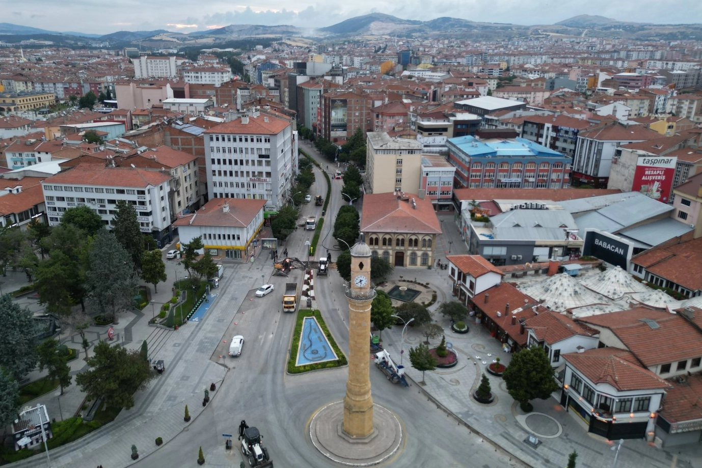 &Ccedil;orum&rsquo;da Gazi Caddesi&rsquo;nde gece asfalt &ccedil;alışması