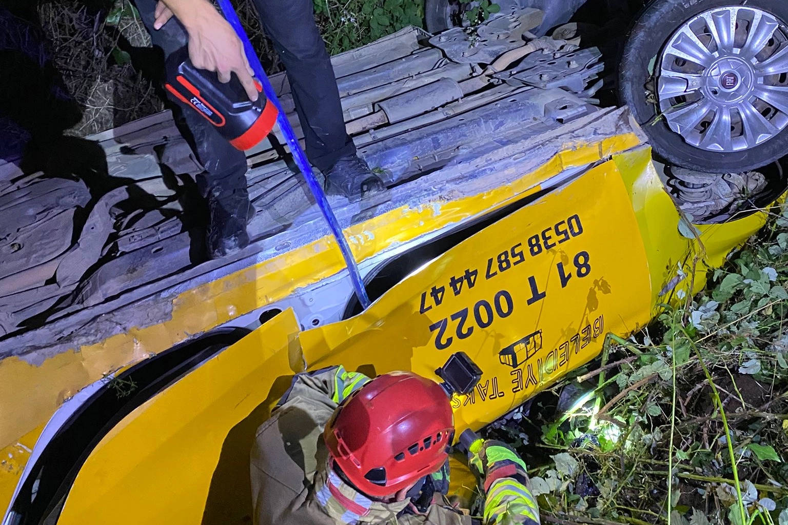 D&uuml;zce&rsquo;de otomobil 50 metrelik u&ccedil;uruma yuvarlandı!