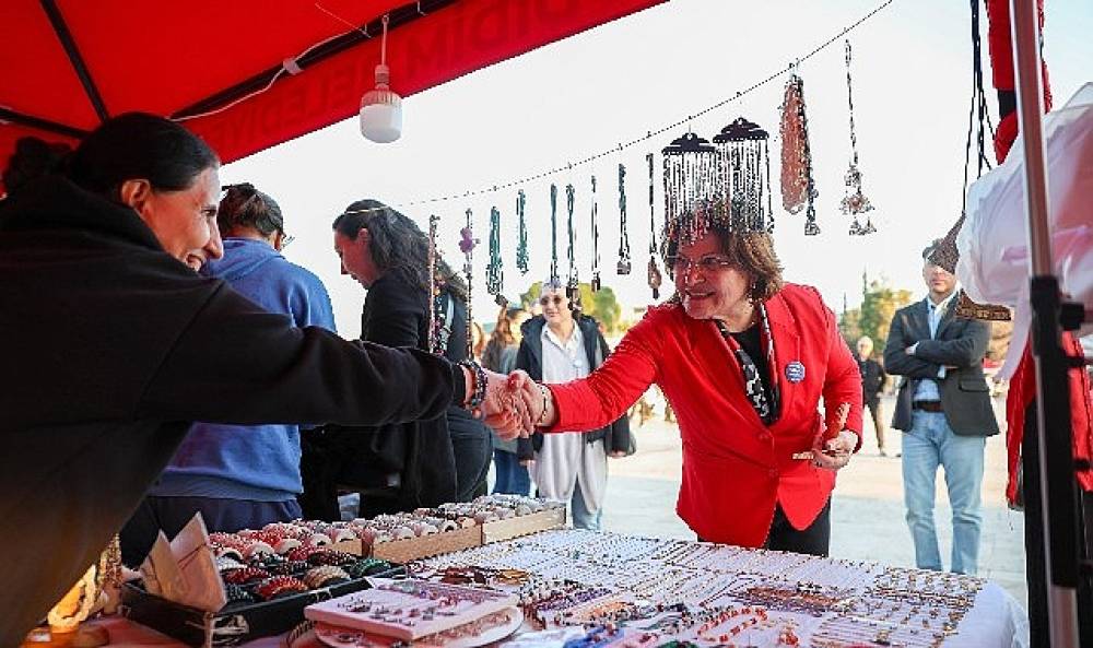 Didim'de Emek&ccedil;i Kadınlar Pazarı Kent Meydanı'nda a&ccedil;ıldı