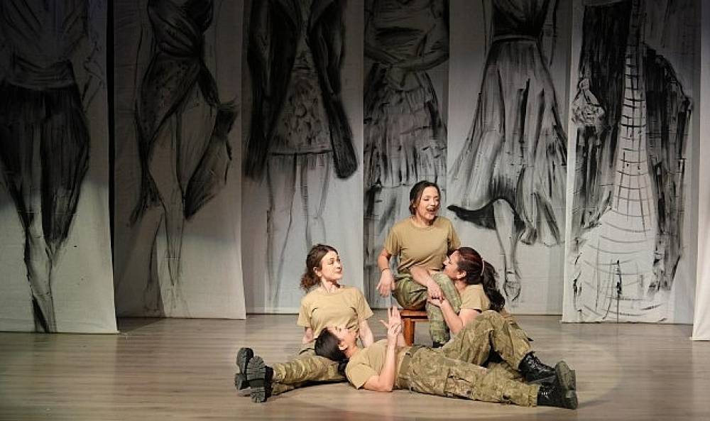 &ldquo;Kadınca Kararınca" Saray Atat&uuml;rk K&uuml;lt&uuml;r Merkezi'nde sahnelendi