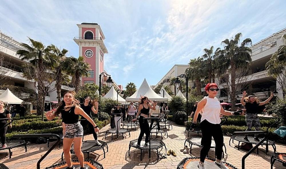 8 Mart'ta Karşıyaka'dan &ouml;zg&uuml;rl&uuml;k &ccedil;ağrısı y&uuml;kseldi   