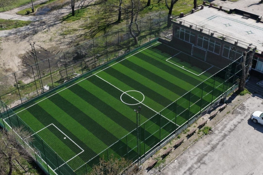 Balıkesir&rsquo;de mahalleler yeni halı sahalara kavuştu