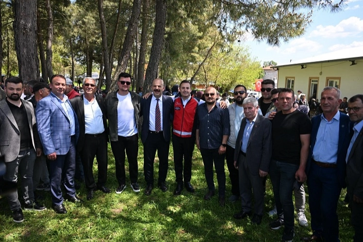 Ahmet Akın k&ouml;y hayrına katıldı
