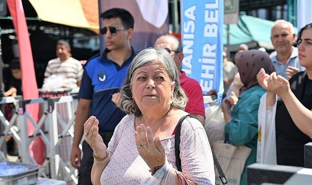 Manisa B&uuml;y&uuml;kşehir'den Perşembe Pazarı'nda 2 Bin Kişiye Aşure İkramı