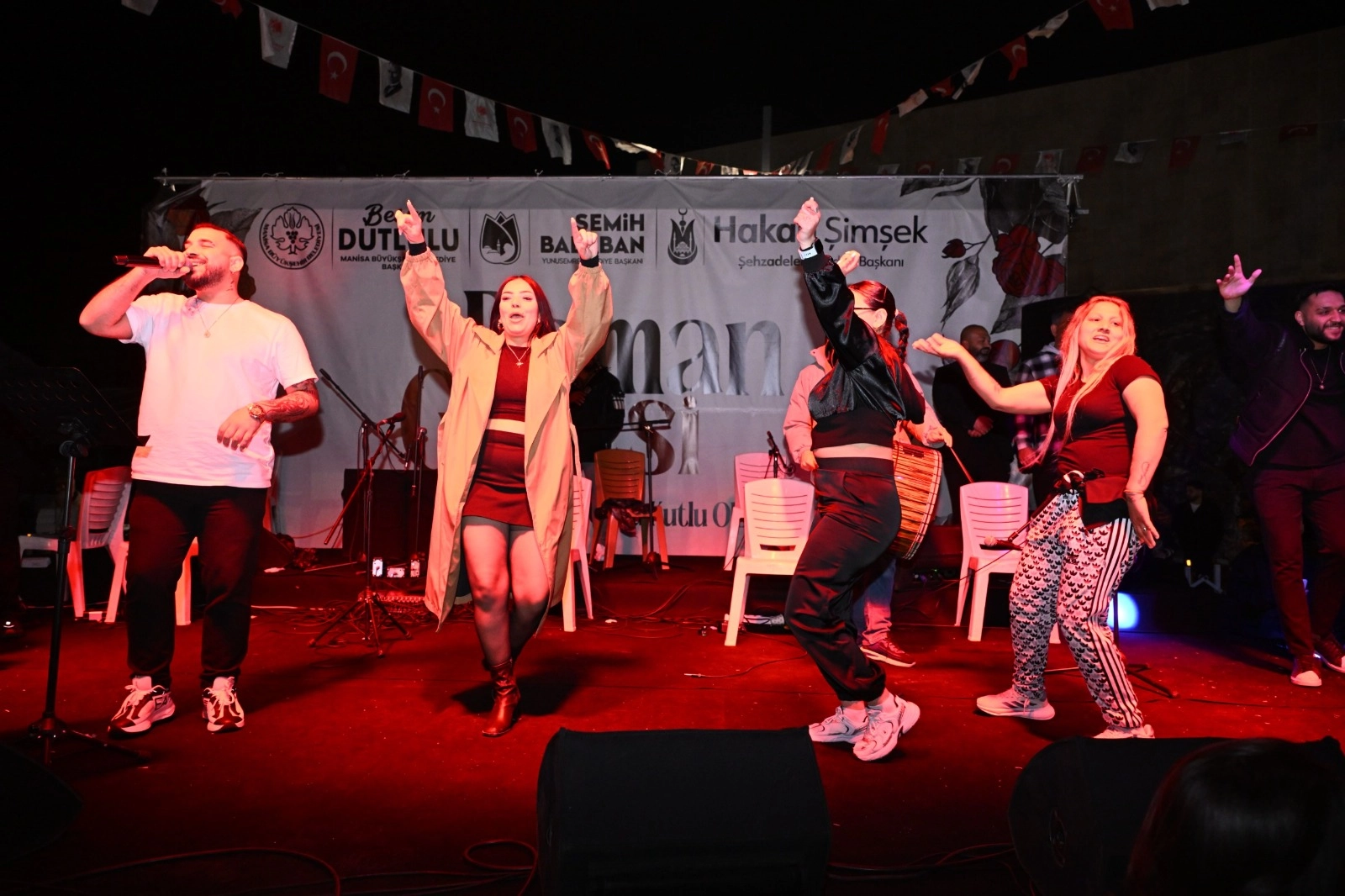 Manisa&rsquo;da Romanlar g&ouml;n&uuml;llerince eğlendi