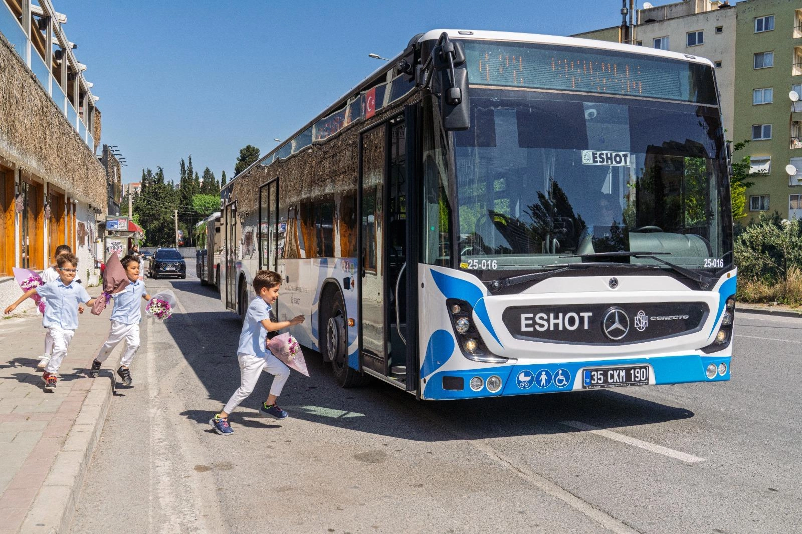 Direksiyon başında bir anne, durakta bekleyen d&ouml;rt kalp!