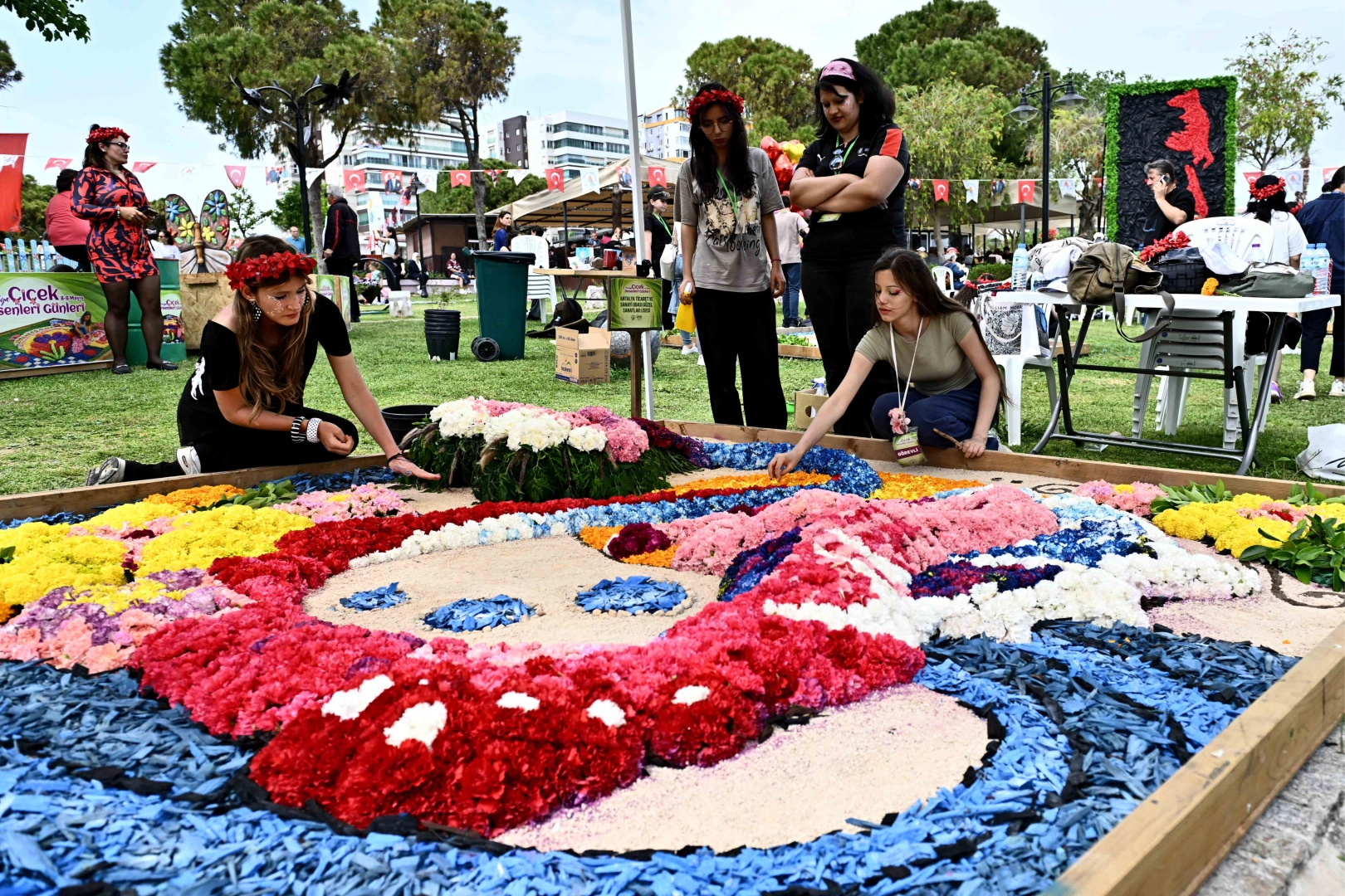 Antalya&rsquo;da 130 bin &ccedil;i&ccedil;ekle renkli rekabet