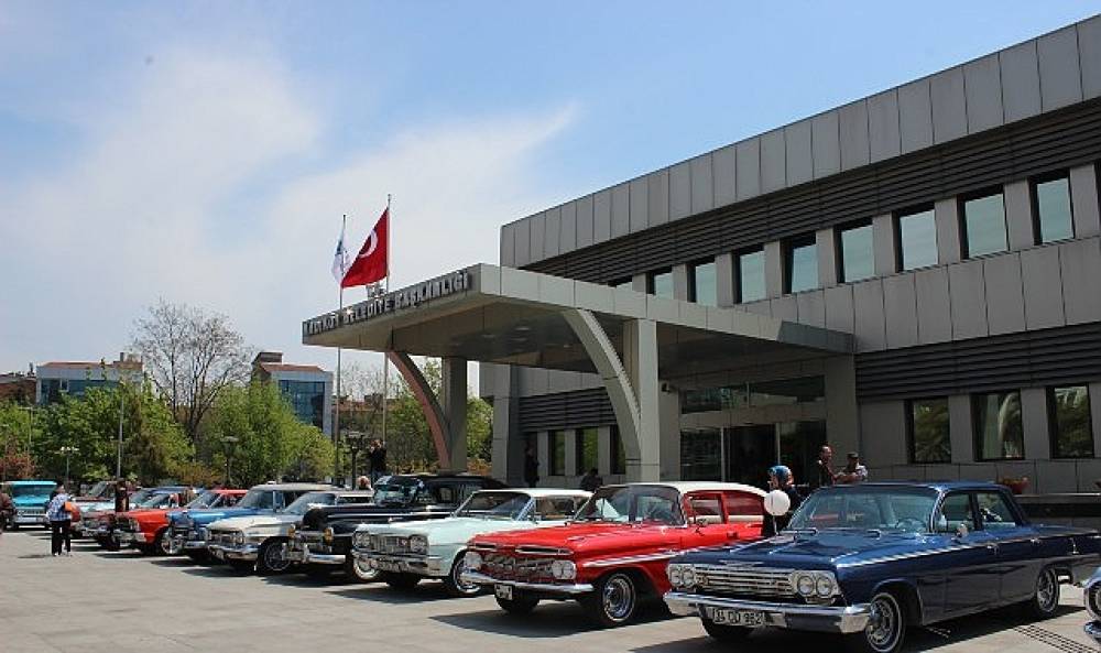 Kadık&ouml;y'de Sevgililer G&uuml;n&uuml;'ne &Ouml;zel Klasik Otomobil Konvoyu