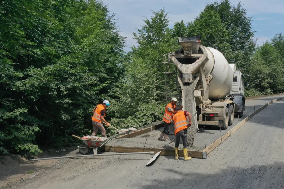 Ordu&rsquo;da &uuml;&ccedil; il&ccedil;eyi birleştiren yolda beton hamlesi
